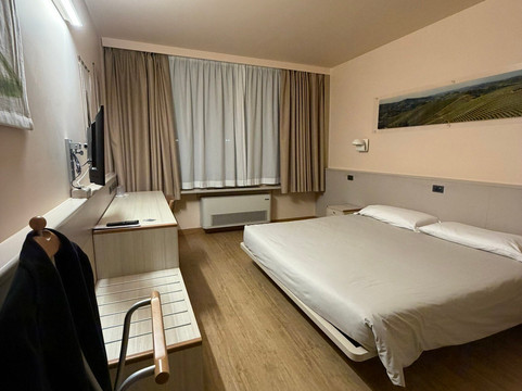 卡斯特里餐厅酒店主图