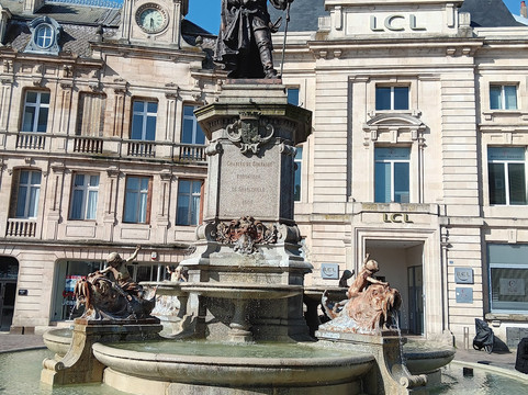 Statue de Charles de Gonzague-沙勒维尔梅济耶尔必去景点