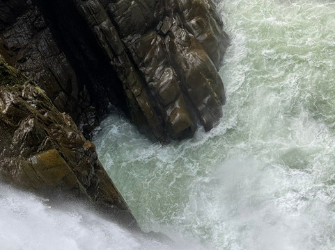 恶魔之炉瀑布-巴尼奥斯必去景点