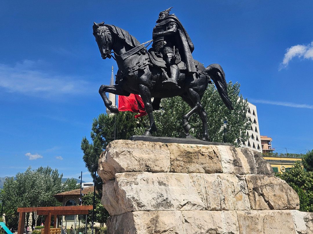Skanderbeg Statue-地拉那必去景点