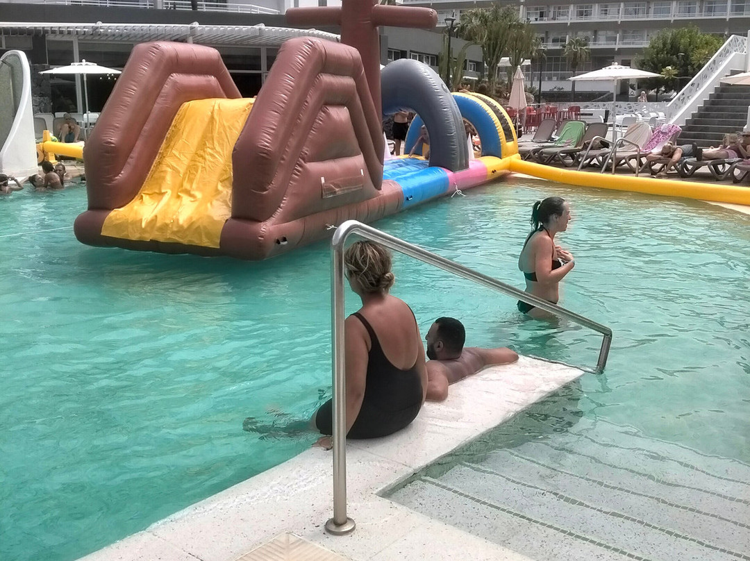 加拉套房高尔夫&水疗酒店主图