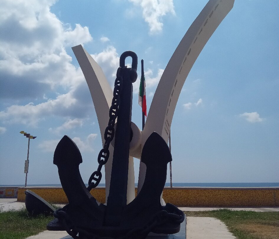 Monumento Ai Caduti Del Mare-Catanzaro Lido必去景点