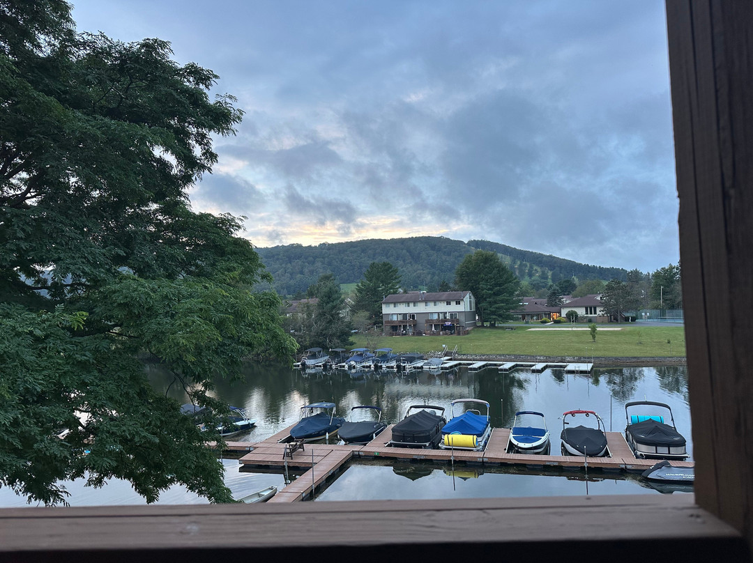 LakeFront Lodge主图
