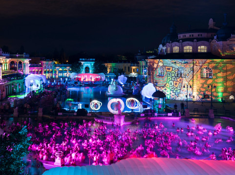 Sparty Széchenyi Bath Party-布达佩斯必去景点