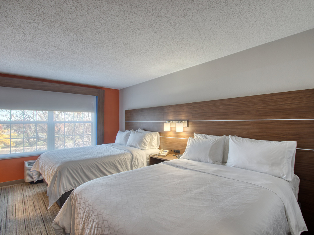 Holiday Inn Express & Suites Oshkosh-sr 41 By IHG主图