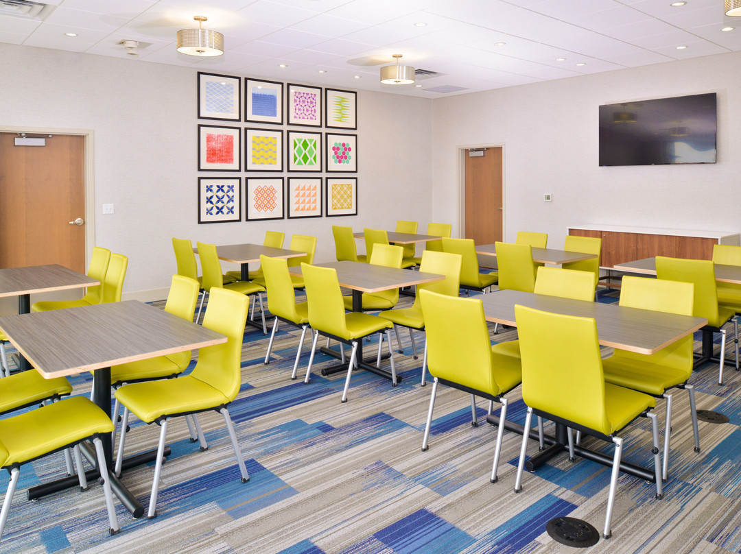 Holiday Inn Express & Suites Madison By IHG主图