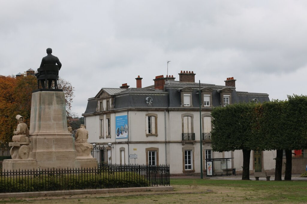 Monument À Henri Schneider景点图片