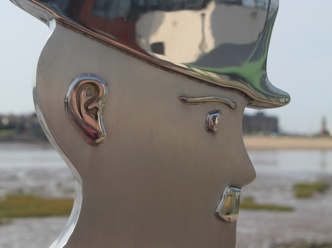 Seafront Lowry sculpture景点图片