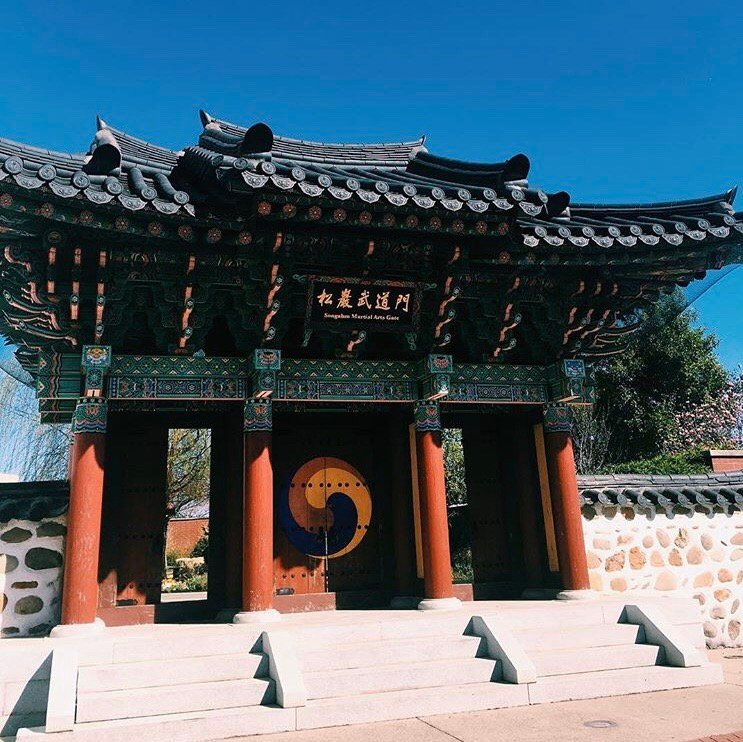 H.U. Lee International Gate and Garden-小石城必去景点
