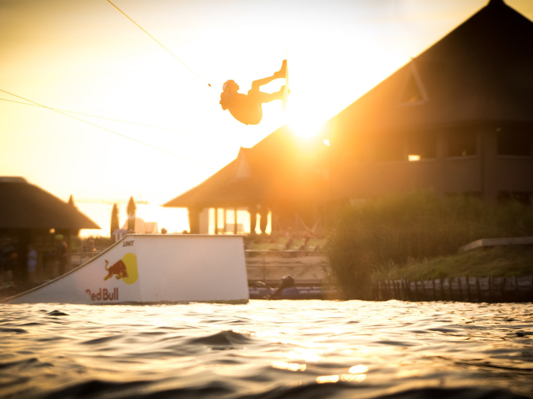 Lakeside Paradise Cable Park-克诺克－海斯特必去景点