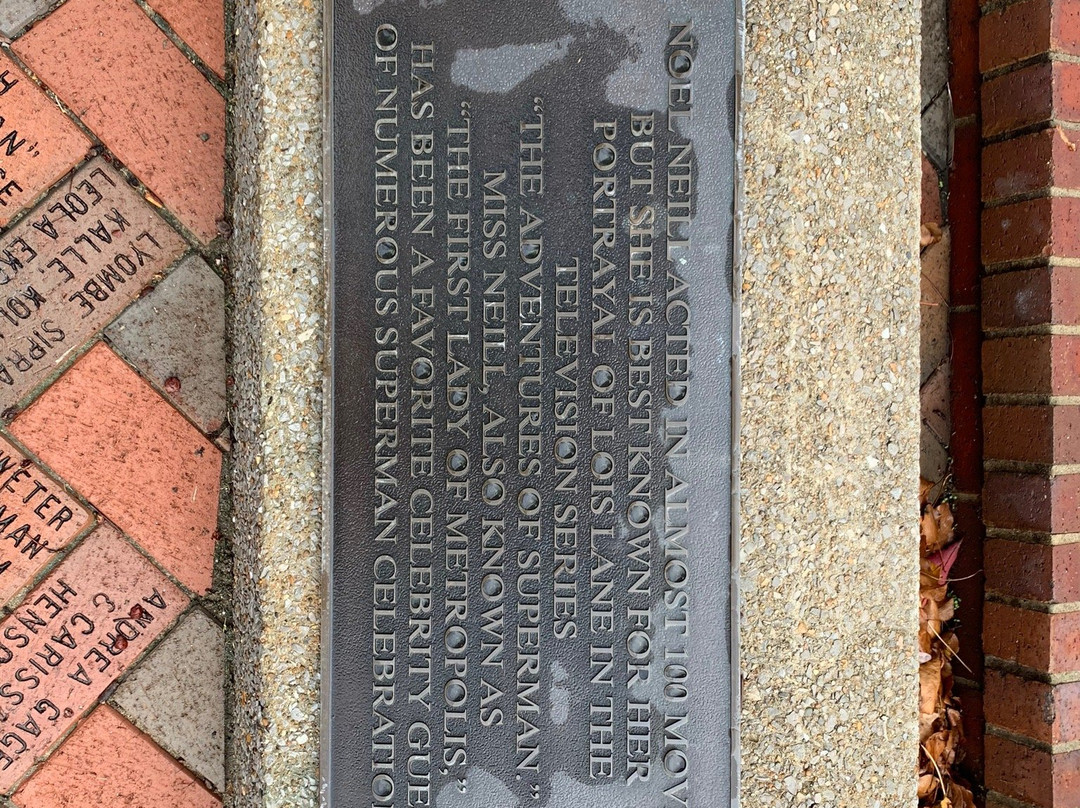 Noel Neill statue-Metropolis必去景点