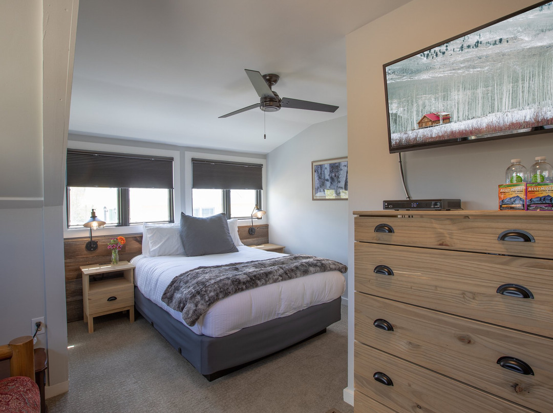 Purple Mountain Bed & Breakfast and Spa主图