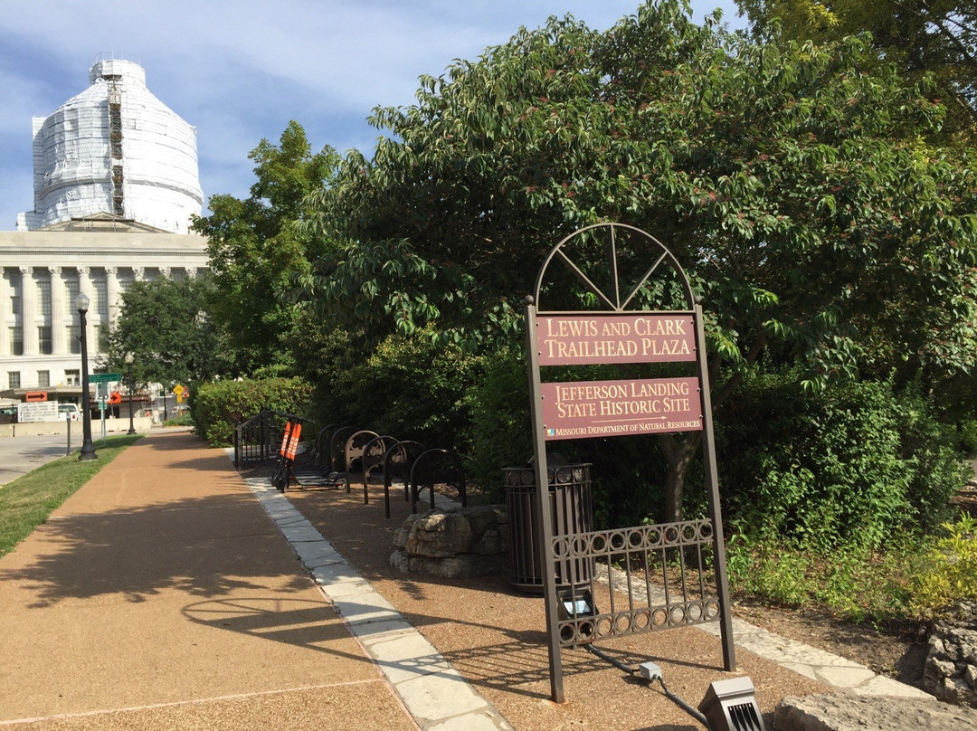 Lewis and Clark Monument Trailhead Plaza-杰佛逊市必去景点