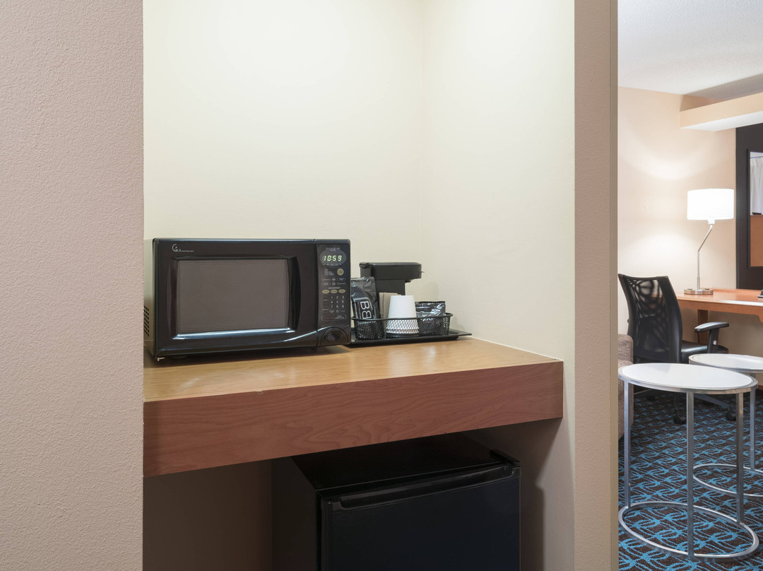 州立学院费尔菲尔德客栈&套房酒店主图