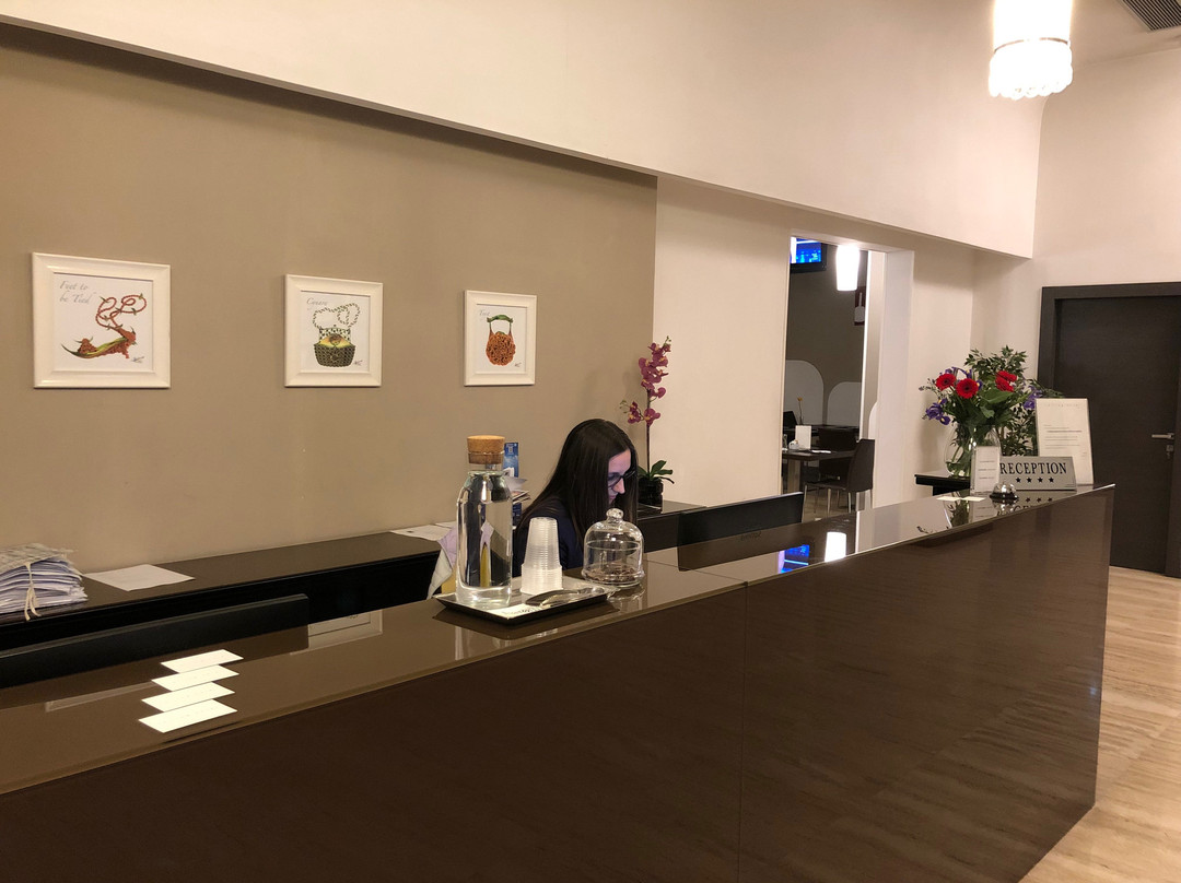 Rolling Hotel主图