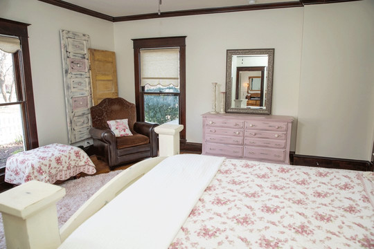 红色大门旅馆主图