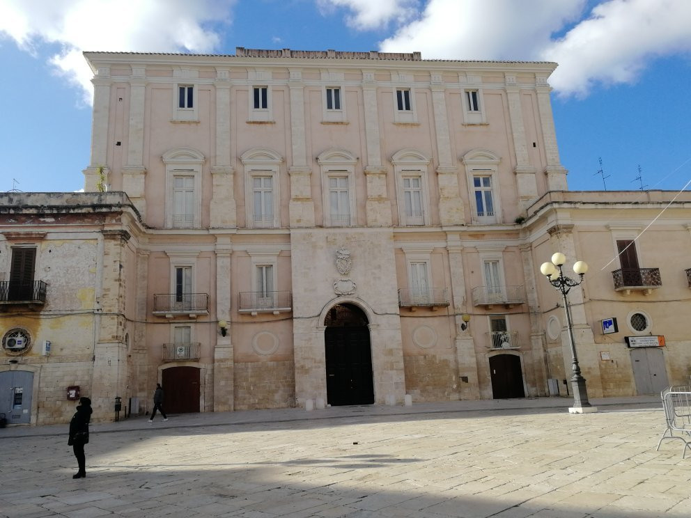 Piazza Santa Croce-Palo del Colle必去景点