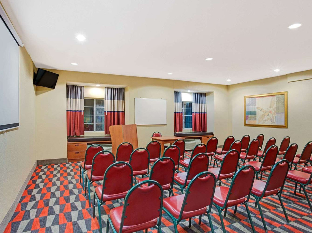 Microtel Inn & Suites By Wyndham Bushnell主图