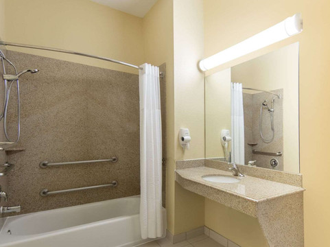 贝敦东戴斯酒店主图