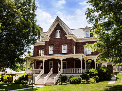 IHG Army Hotels Beat Navy House - Historia