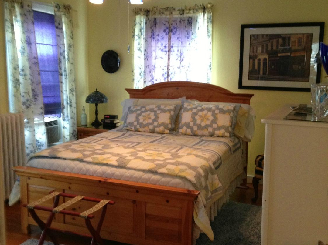 Madison Bed, Book & Candle主图