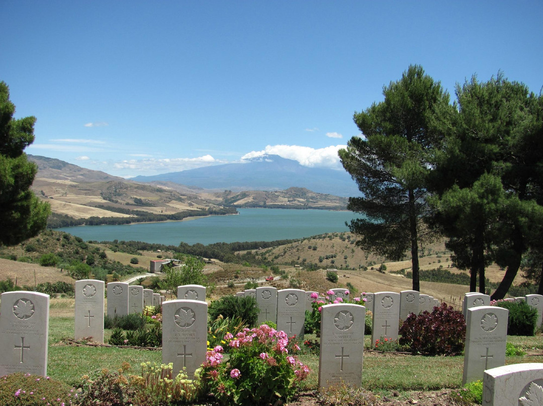Agira Canadian War Cemetery景点图片