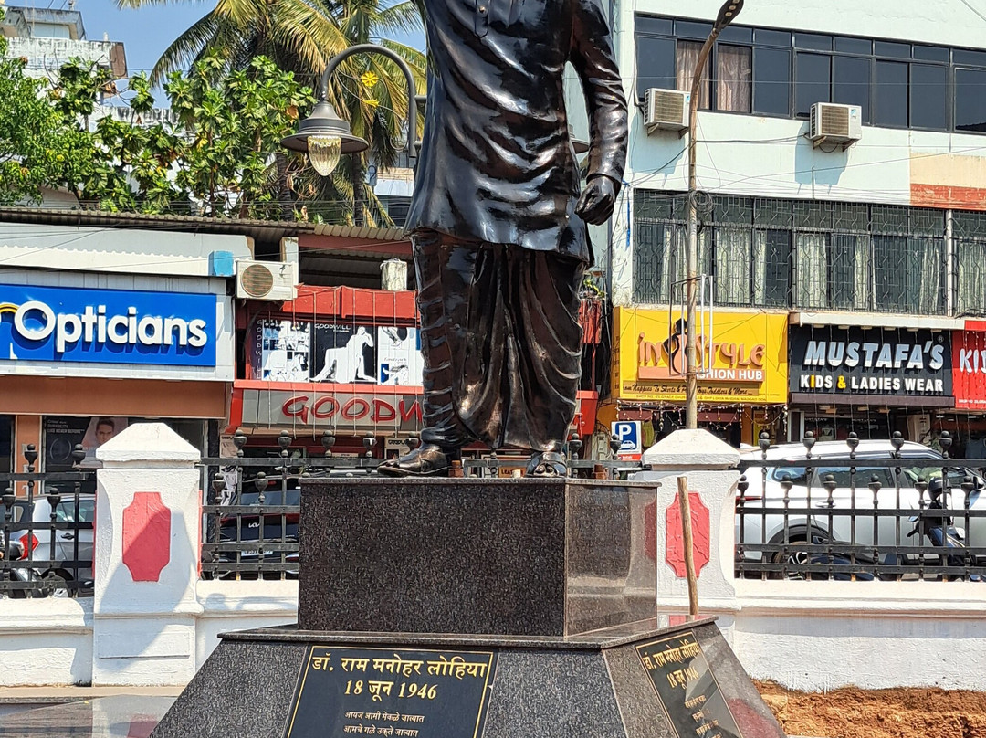 Statue Ram Manchar Lohia景点图片