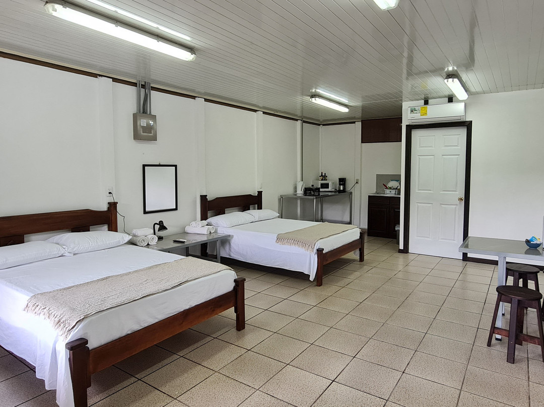 Sleep&Go! Cabina Cuadruple en Siquirres Centro - and Rafting Tour!