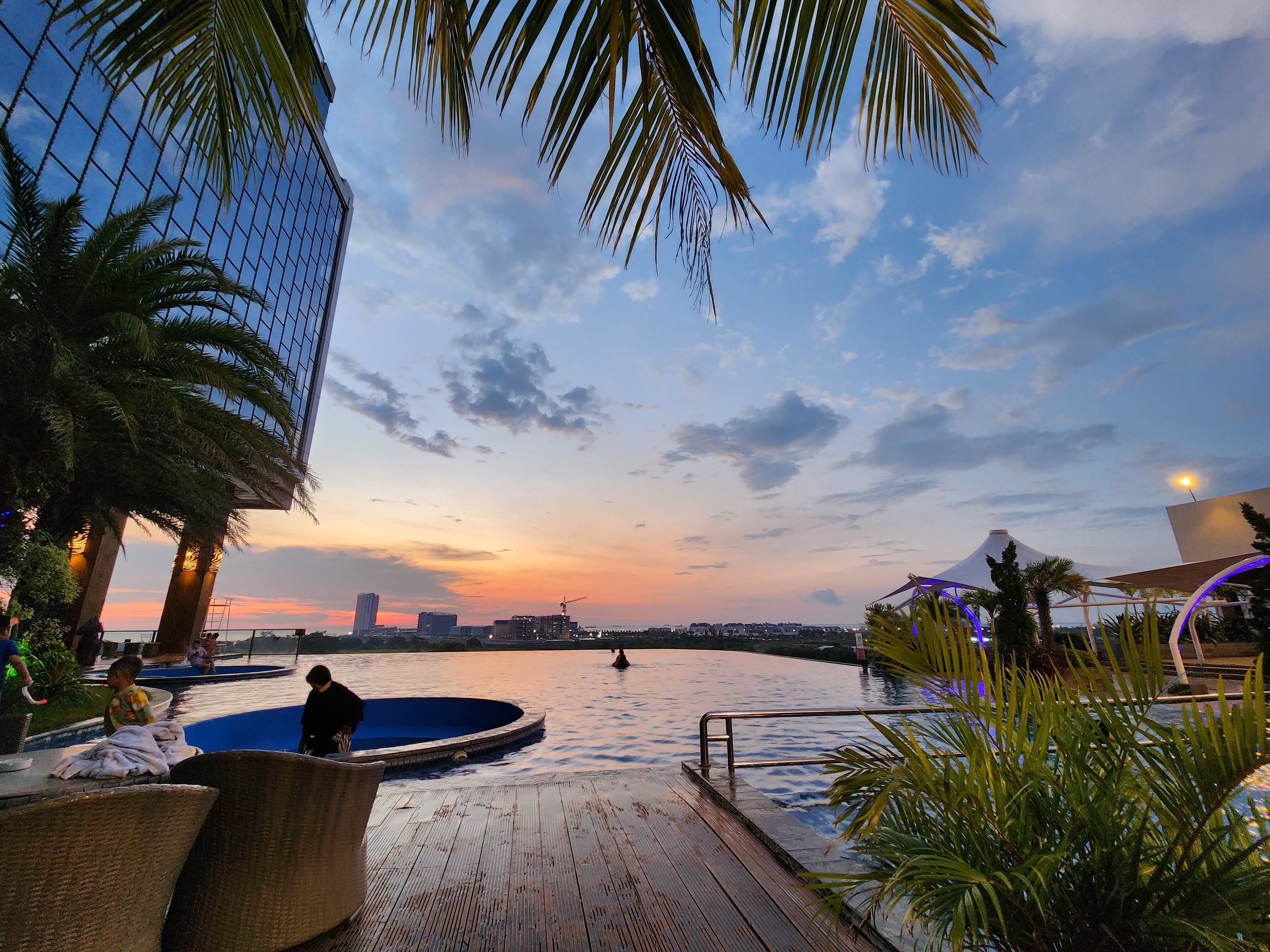 The Rinra Makassar-泳池