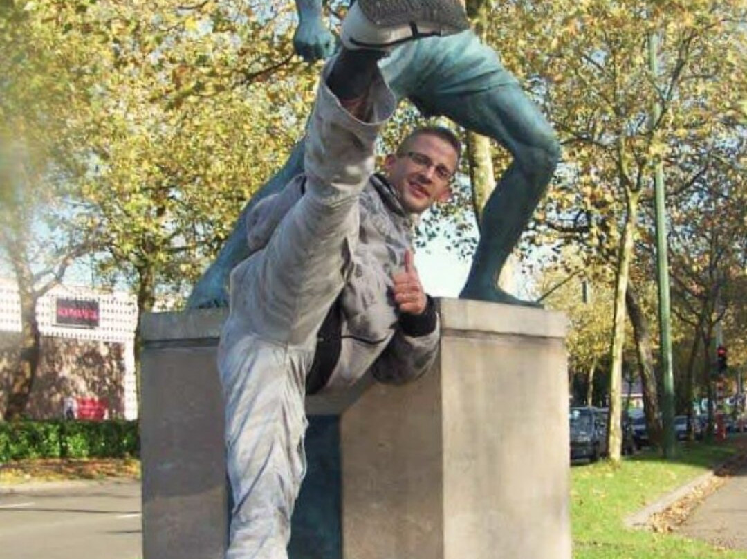 Jean-Claude Van Damme Statue-Anderlecht必去景点