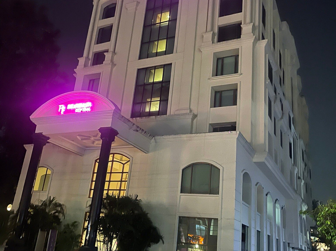 皇家兰花卢克诺中央酒店主图