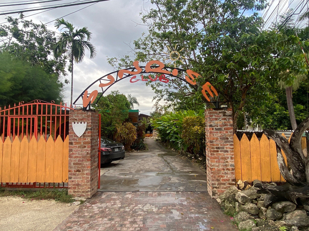 内格里尔日出俱乐部酒店主图