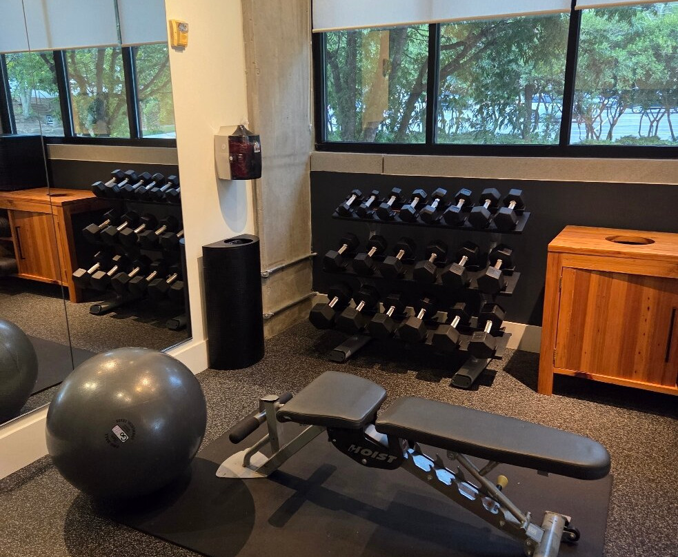 阿森斯大学区靛蓝酒店主图