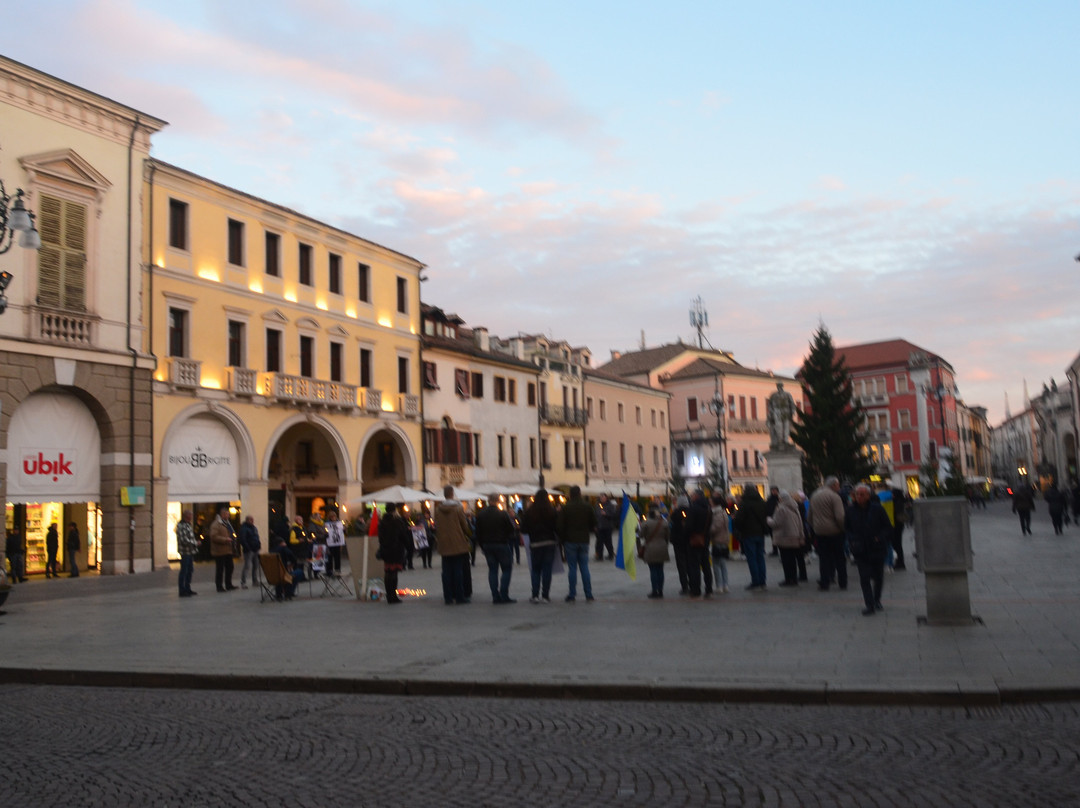 Piazza Vittorio Emanuele II-罗维戈必去景点