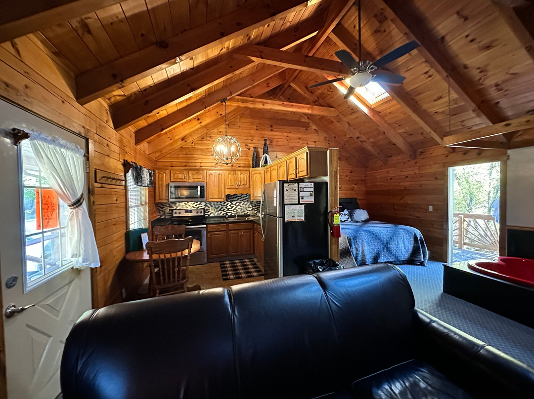 Smoke Hole Caverns & Log Cabin Resort主图