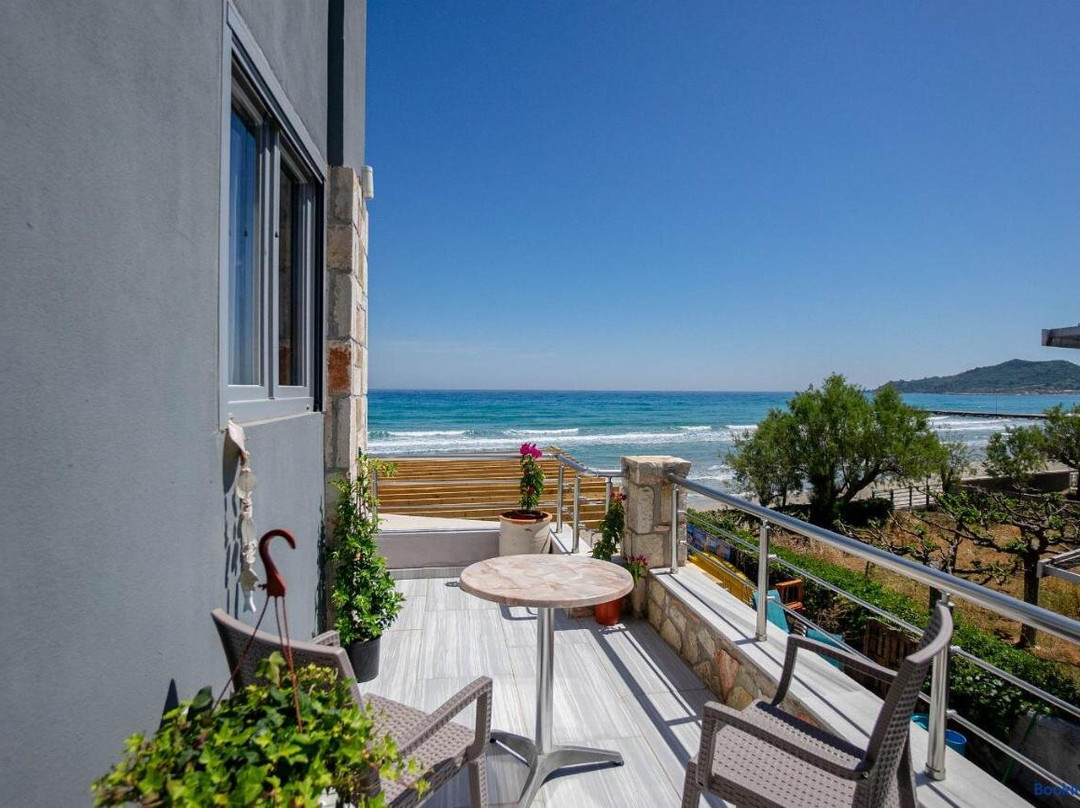 Golden Dolphin Studios & Apartments
