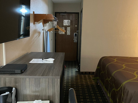 韦克罗斯速8酒店主图