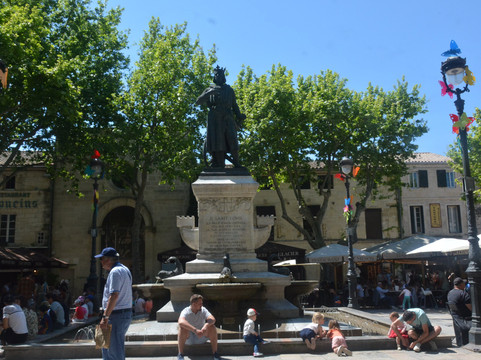 Place Saint Louis-艾格莫尔特必去景点