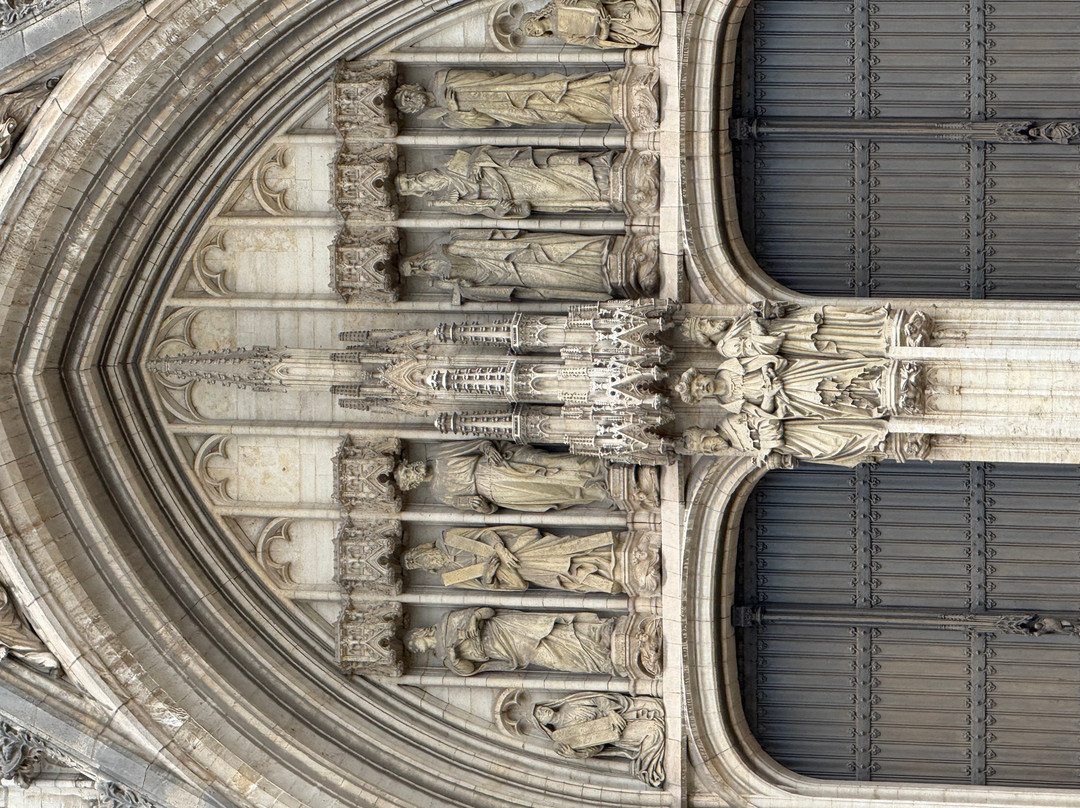 圣弥额尔圣古都勒主教座堂（Cathedrale St-Michel et Ste-Gudule）-布鲁塞尔必去景点