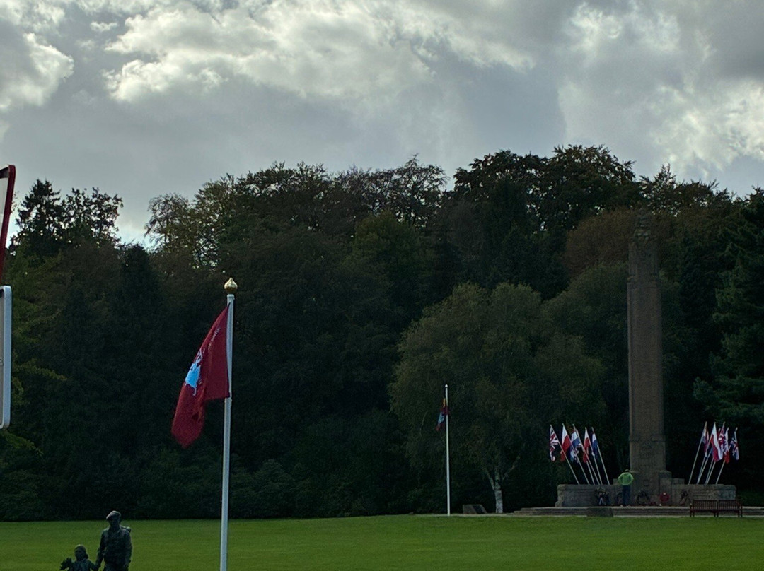 Soldaat met bloemenmeisje Monument-Oosterbeek必去景点