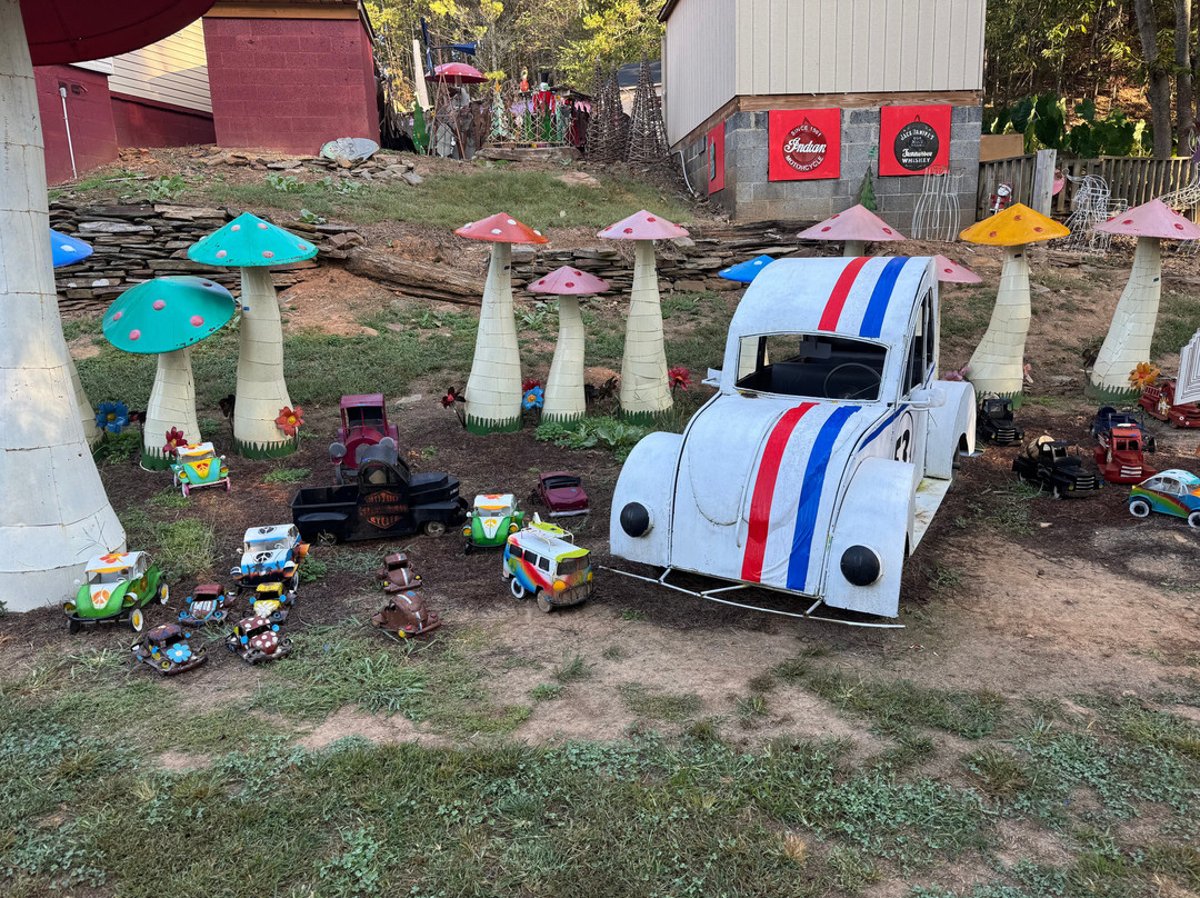 The Zoo Groovy Yard Art-Mineral Bluff必去景点