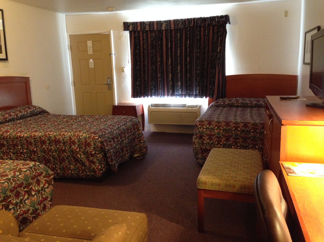 洛斯巴诺斯枫树旅馆及套房酒店