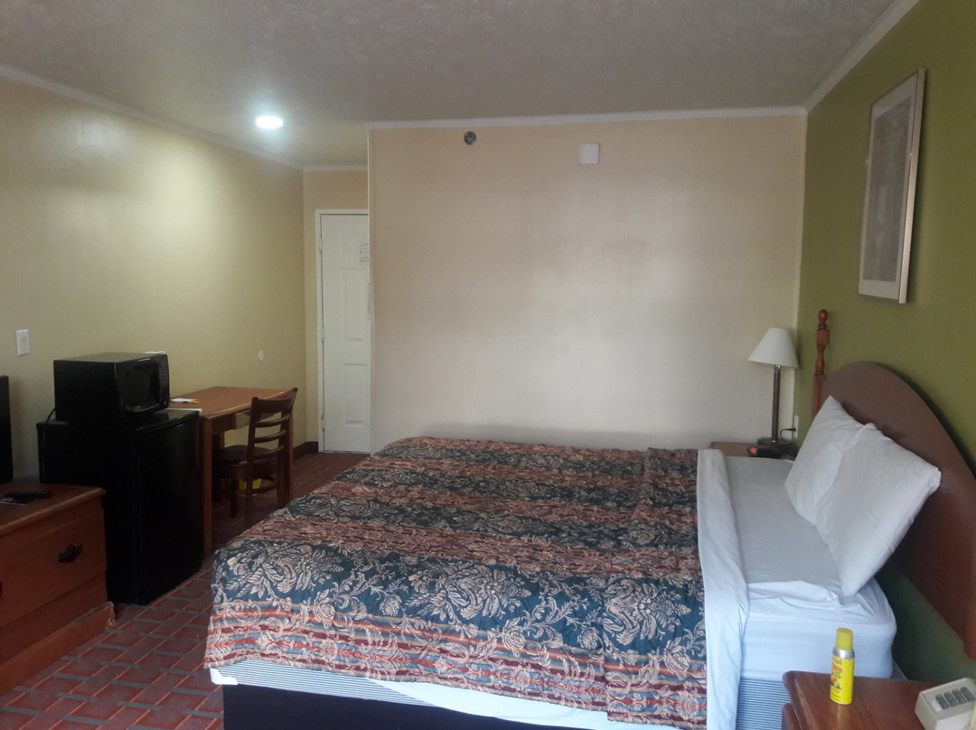 Days Inn & Suites by Wyndham Sugarland/Stafford