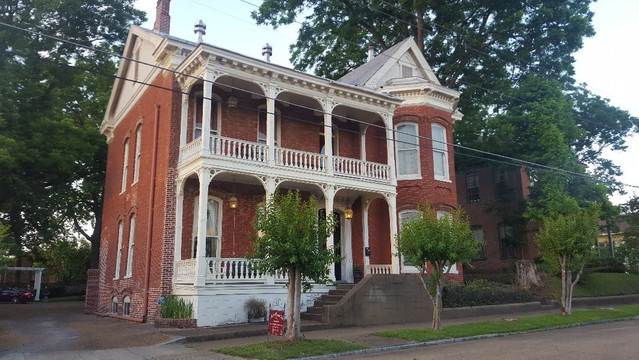 Holly Bluff酒店住宿-Baer House Inn Bed & Breakfast