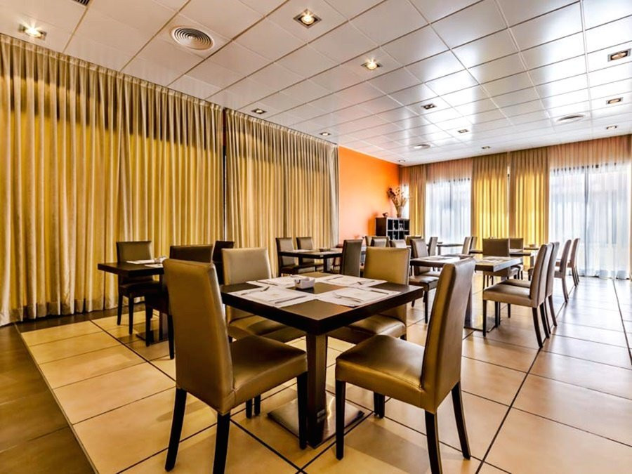 阿尔卡拉广场酒店主图