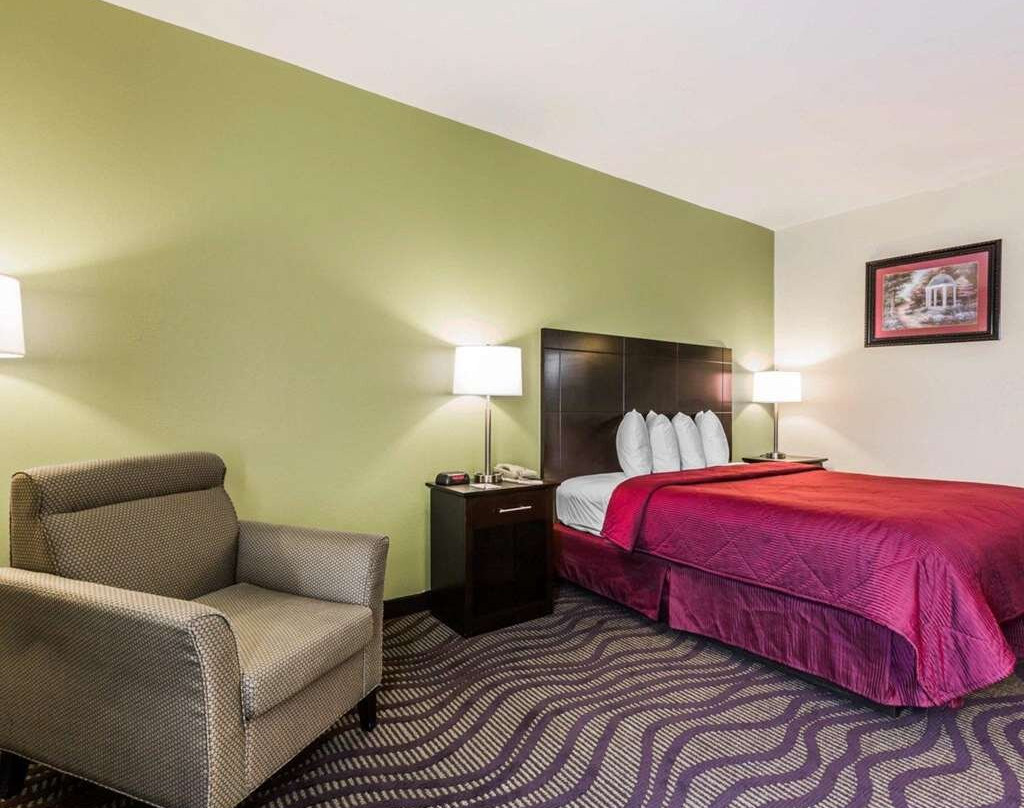 Quality Inn & Suites near Coliseum and Hwy 231 North主图