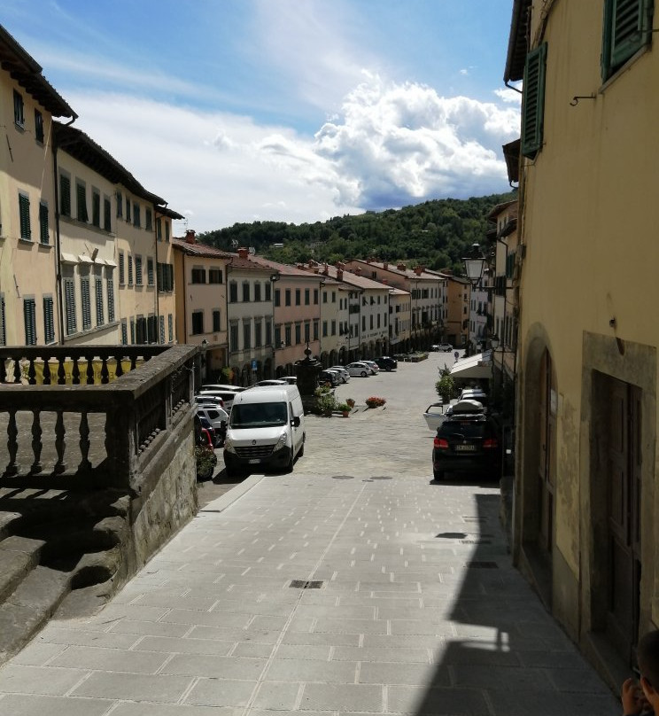 Piazza Tanucci (La Piazza del Ciclone)景点图片