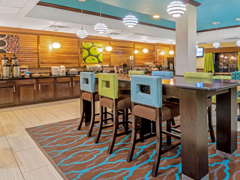 伍德沃德拉昆塔温德姆套房酒店主图