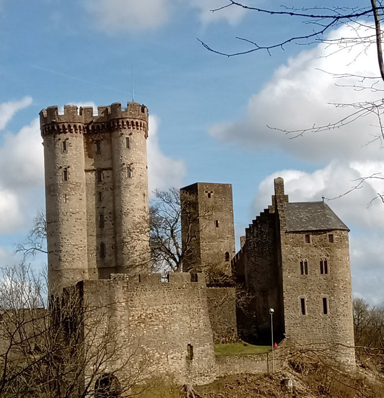 Burg Kasselburg-Pelm必去景点