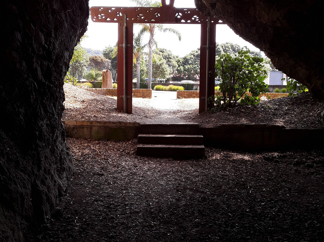 Muriwai's Cave景点图片